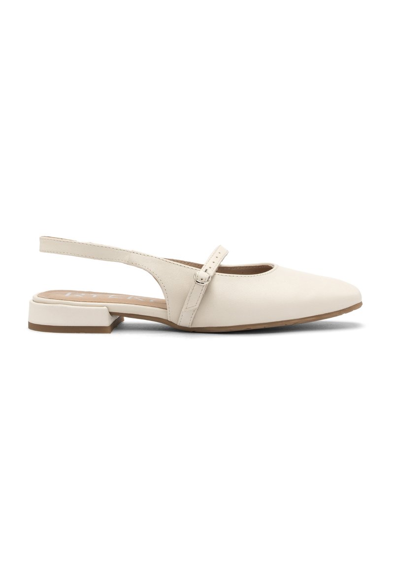 Slingback-platta skor i ljusbeige läder, med fyrkantig tå, justerbar rem och låg blockheel. Slät textur och minimalistisk design.