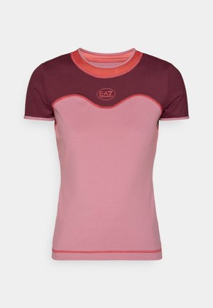 Aansluitend sportshirt met korte mouwen in tinten roze en bordeauxrood, gemaakt van een gladde stof met een golvend patroon en contrasterende stiksels.