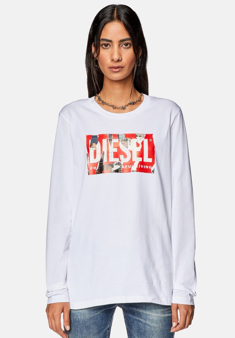 Weißes Langarm-T-Shirt mit einem auffälligen roten und schwarzen Grafiklogo. Hergestellt aus Baumwolle, mit lockerer Passform und Rundhalsausschnitt.