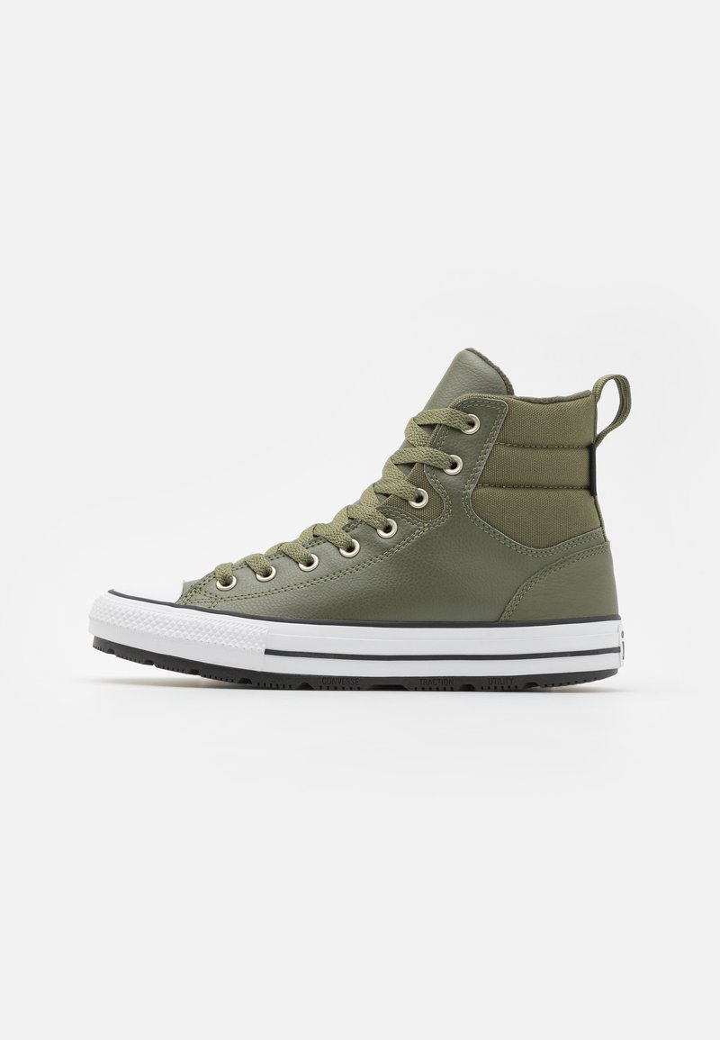 Baskets montantes en cuir vert olive, présentant une pointe ronde, une semelle en caoutchouc blanche, et des accents noirs avec des lacets assortis et un col rembourré.