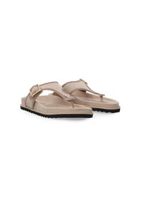 Tan suede flip-flop sandaler med en tåpost, justerbar strop med en guldbuckle og en sort gummisål med tekstureret mønster.
