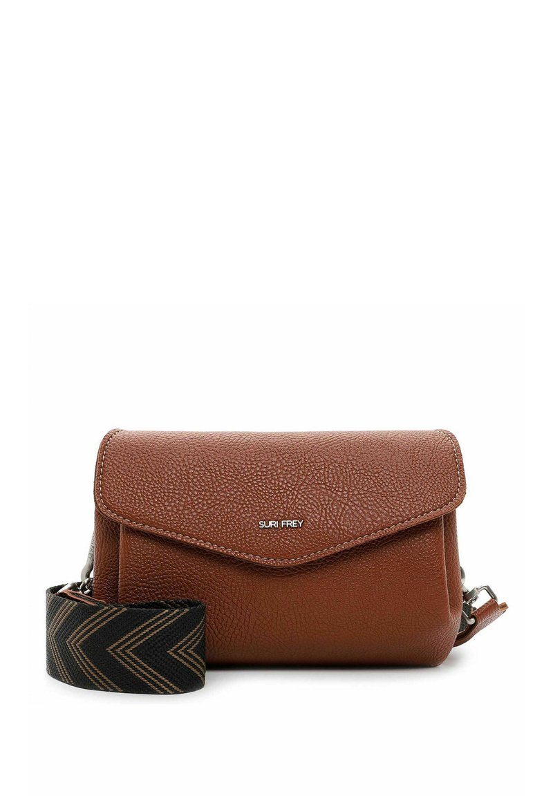 Braune, strukturiertes Leder Crossbody-Tasche mit Klappenverschluss, silbernen Beschlägen und einem schwarzen Tragegurt mit Chevron-Muster.