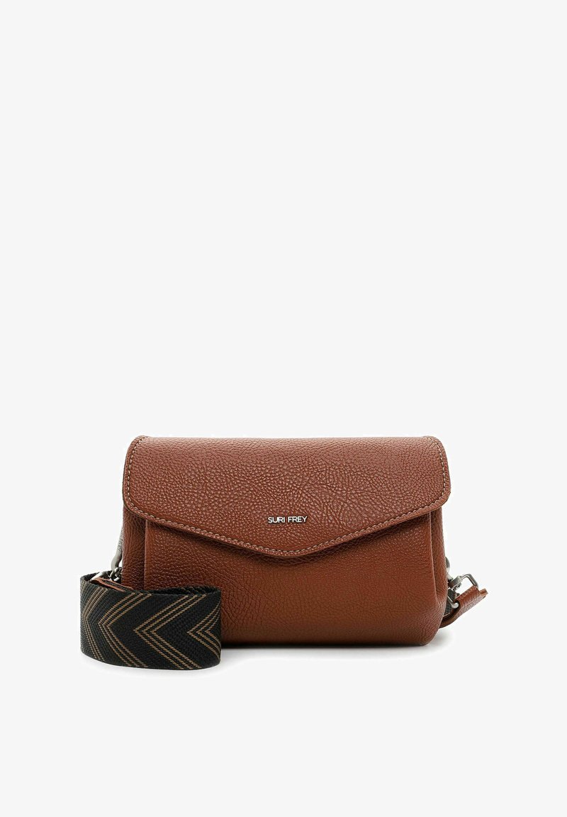 Braune, strukturiertes Leder Crossbody-Tasche mit Klappenverschluss, silbernen Beschlägen und einem schwarzen Tragegurt mit Chevron-Muster.