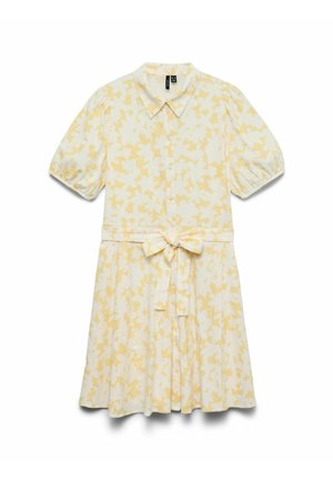 Robe à manches courtes avec boutons, motif floral jaune, col et nœud à la taille sur fond blanc.