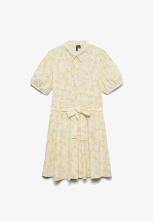 Robe à manches courtes avec boutons, motif floral jaune, col et nœud à la taille sur fond blanc.