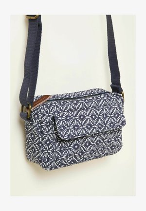 Laivastonsininen kuviollinen olkalaukku, jossa käännettävä läppä, valmistettu kankaasta. Siinä on vetoketjullinen suljentamekanismi ja säädettävä hihna, ruskeilla nahkasisustuksilla.