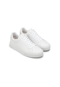 Baskets en cuir blanc avec une texture lisse, bout rond, système de laçage à l'avant et une semelle en caoutchouc discrète. Design simple sans logos visibles.