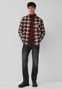 Koszula flanelowa w bordowo-białą kratę, założona na bordowy golf. Połączona z ciemnymi dżinsami i czarnymi botkami na sznurowadła.