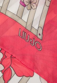 Bufanda Liu Jo con un patrón floral en rosa y crema, con una textura suave y un logo impreso en el borde inferior.