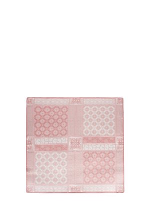 Kwadratowy różowo-biały materiał z wzorami geometrycznymi i kwiatowymi ułożonymi symetrycznie w prostokątnych sekcjach.