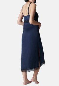 Námořnický saténový noční úbor s krajkovým lemem na spodním okraji a bočními rozparky. Nastavitelné ramínka a hladká textura, délka do poloviny lýtek.