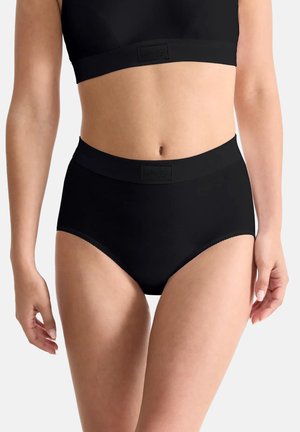 Hochgeschnittene schwarze Unterwäsche aus elastischem Material, mit einer glatten Textur und einem mit Logo geprägten Bund für zusätzliche Details.