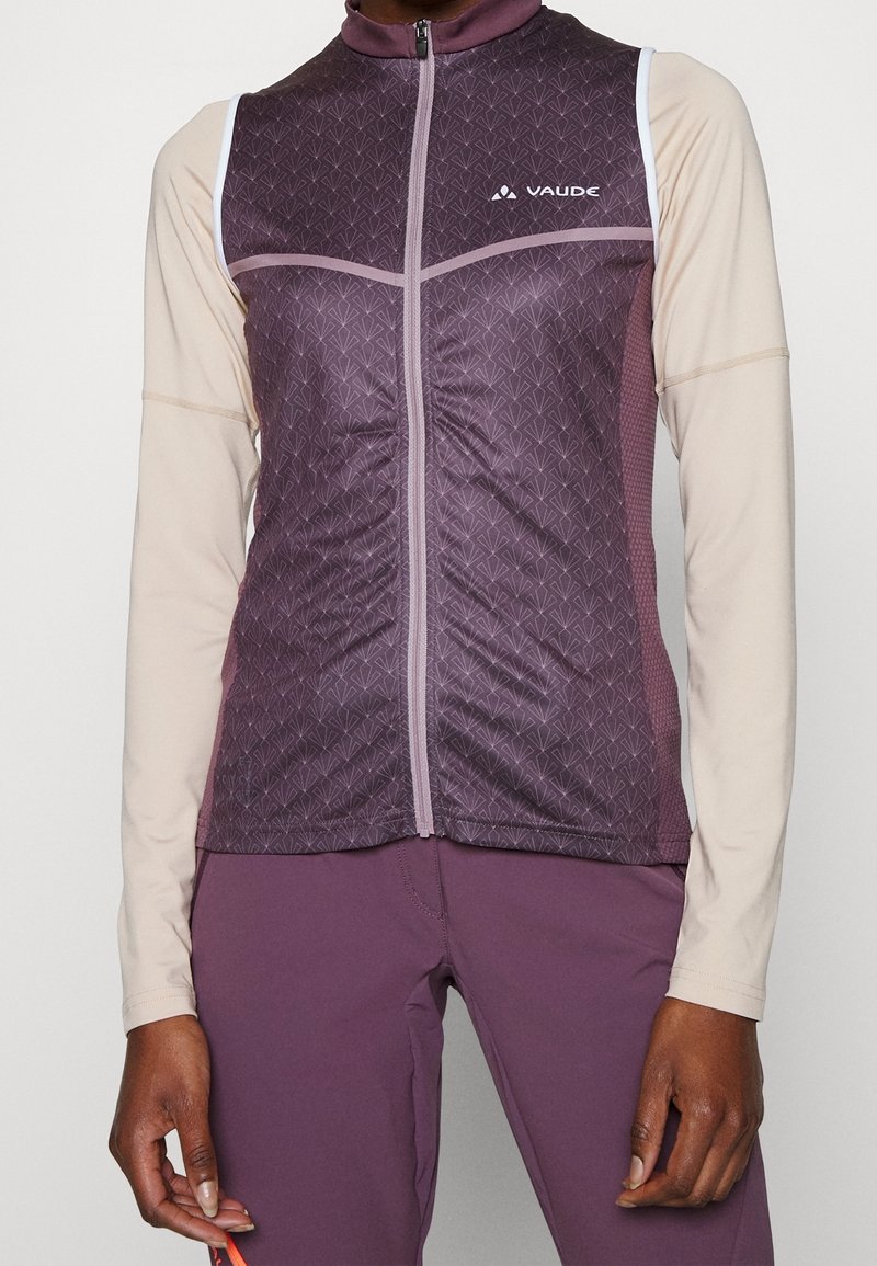 Gilet de cyclisme VauDe avec un motif géométrique en violet foncé, doté d'un col haut, d'une fermeture éclair à l'avant et de manches plus claires.