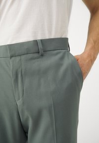 Isaac Dewhirst THE FASHION SUIT SET - Κοστούμι - sage