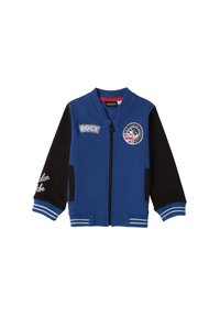 Chaqueta bomber azul con mangas negras, puños acanalados y cremalleras. Presenta parches que dicen "ROCK" y un logo con la bandera británica.