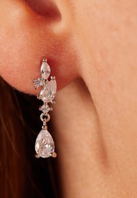 Ohrringe aus Sterlingsilber mit hängenden marquiseförmigen und birnenförmigen klaren Kristallen, die verschiedene Größen und funkelnde Details präsentieren.