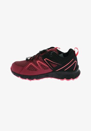 Kardinaalrood en zwarte sportschoen met roze accenten, mesh bovenwerk, snelvetersysteem en dikke profielzool, ontworpen voor trailrunning.