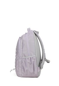 Zaino in morbido tessuto lavanda con dettagli in rete grigia, dotato di due scomparti con cerniera e una tasca laterale in rete. Design ergonomico.