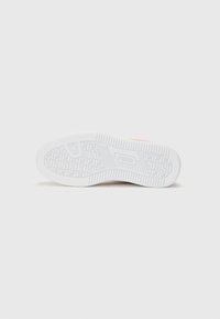 Witte rubberen sneakerzool met een gestructureerd grippatroon, met een gladde afwerking en subtiele branding die in het materiaal is gedrukt.
