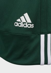 Pantalones cortos deportivos verdes hechos de un tejido texturizado, con el logotipo blanco de Adidas y tres rayas a lo largo del costado.