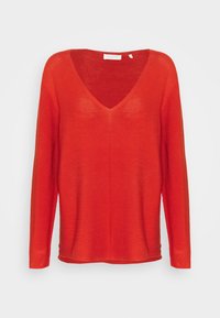 Czerwony sweter z dekoltem w serek, z długimi rękawami, wykonany z lekkiej dzianiny; charakteryzuje się luźnym krojem oraz gładką, lekko teksturowaną powierzchnią.