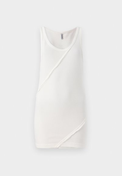 Canotta bianca in tessuto a coste, con scollo rotondo e dettagli con cuciture diagonali sul davanti, arricchita da finiture a taglio vivo.