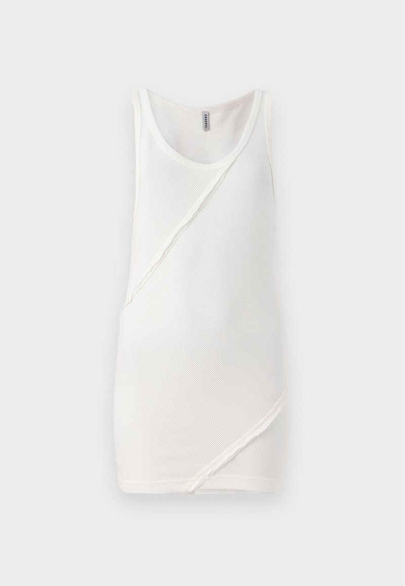 Witte tanktop van ribstof, met een ronde hals en diagonale naden over de voorkant, voorzien van ruwe randen.