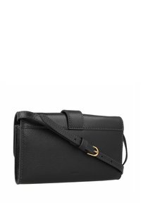 Portefeuille en cuir noir avec une surface texturée, doté d'une bandoulière amovible et d'un accent de boucle dorée. Design rectangulaire compact.