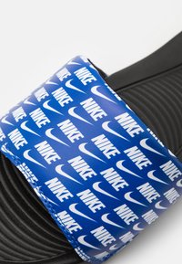 Nike Sportswear VICTORI ONE SLIDE - Strandpapucsok és -szandálok - game royal/black