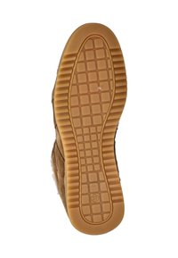 Bruine suede schoenzool met een gestructureerde rubberen buitenzool. Kenmerkt zich door een rasterpatroon voor grip en een klein logo-detail nabij het midden.