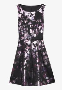 Czarna sukienka bez rękawów z kwiatowym wzorem w odcieniach fioletu i srebra, z dopasowanym gorsetem i plisowaną spódnicą.