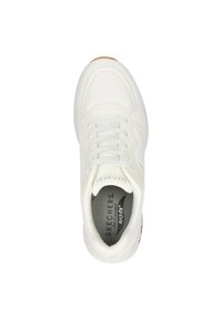 Sneaker Skechers bianchi con finitura testurizzata, design con lacci, linguetta imbottita e soletta grigia a motivo. Suola in gomma con un accento beige.