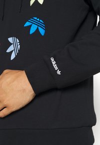 adidas Originals HOODY - Džemperis su gobtuvu - black/multicolor