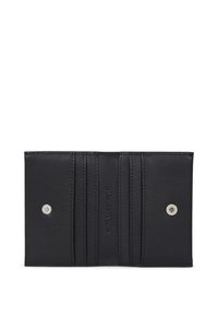 Portefeuille en cuir noir avec plusieurs fentes pour cartes, doté d'une fermeture à pression et d'un logo en relief. Texture lisse et design minimaliste.