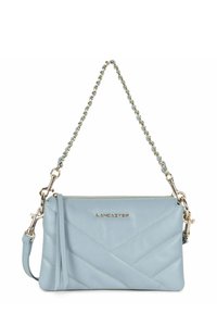 Borsa a tracolla in pelle azzurro chiaro con design trapuntato, hardware color oro e tracolla a catena. Presenta una chiusura con zip e il nome del marchio.