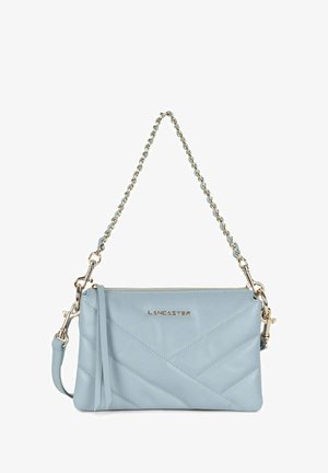 Borsa a tracolla in pelle azzurro chiaro con design trapuntato, hardware color oro e tracolla a catena. Presenta una chiusura con zip e il nome del marchio.