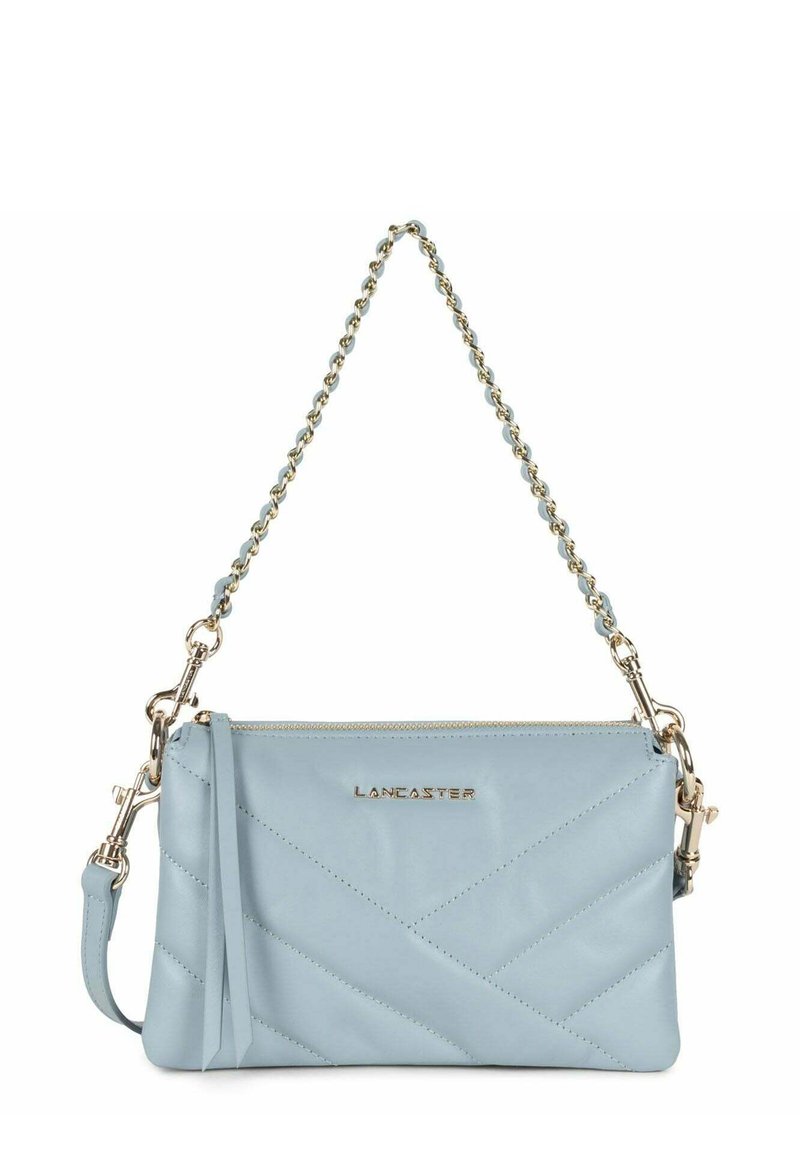 Borsa a tracolla in pelle azzurro chiaro con design trapuntato, hardware color oro e tracolla a catena. Presenta una chiusura con zip e il nome del marchio.