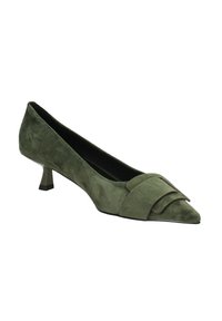Scarpa alta in suede verde con punta affusolata, design a strati sulla tomaia e tacco basso e angolare.