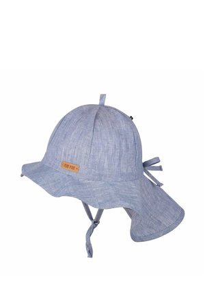 Cappellino da sole celeste per bambino con cinturini sotto il mento, ampio risvolto che copre il collo e piccola etichetta marrone sul lato.