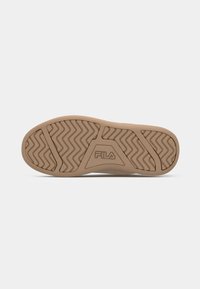 Brun gummisåle med et bølgete mønster og Fila-logoen i midten. Glatt tekstur med definerte spor for grep.