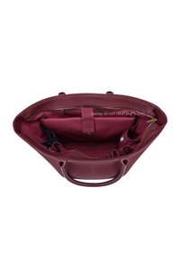 Åben burgundy læder tote taske, der viser rummeligt indre med polstret laptoprum, lynlåslomme og flere organiseringslommer.