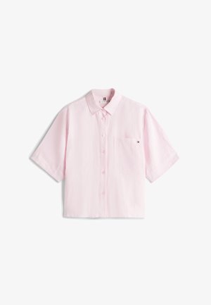 Kortærmet, lyserød skjorte med knapper og spids krave samt en lomme på venstre bryst, lavet af et struktureret stof.