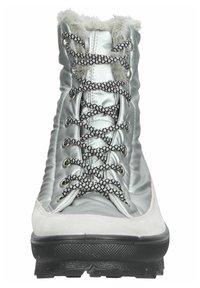 Silberne, satinierte Stiefel mit schwarzen Spitze-Details. Grauer Fellbesatz am oberen Rand, weiße Wildlederakzente und eine schwarze Gummisohle.