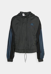 Veste à capuche zippée Adidas noire et gris foncé avec des bandes bleues sur les manches et logo Adidas sur la poitrine.