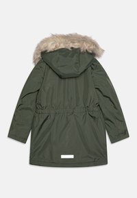 Parka olive verte avec une capuche doublée en fausse fourrure. Éléments : taille élastique et manches longues. Matière synthétique lisse, design arrière montré.