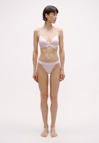 Set de lenjerie roz deschis, format din sutien triunghi și chiloți tanga. Material neted, bretele reglabile și detalii cu logo pe banda sutienului.