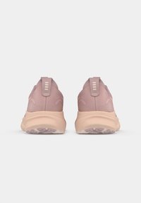 Roza športna obutev z gladkim zgornjim delom, oblazinjenim podplatom in teksturiranimi detajli na hrbtni strani. Oblikovanje vključuje subtilne akcentne detajle.