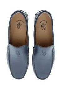 Scarpe slip-on in pelle blu con superfici lisce e testurizzate, dotate di un contorno cucito e di un logo in rilievo sulla tomaia.