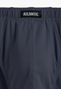 Ciemnoszare męskie majtki z czarnym paskiem z napisem "ATLANTIC." Gładka tekstura, elastyczny pas i prosty design.
