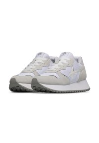 Bílé tenisky s kombinací semišových a textilních materiálů, šedou gumovou podešví a reflexním logem po straně.